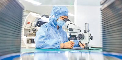 江西湖口县一家半导体公司车间,工作人员在检测芯片产品。吴 江摄